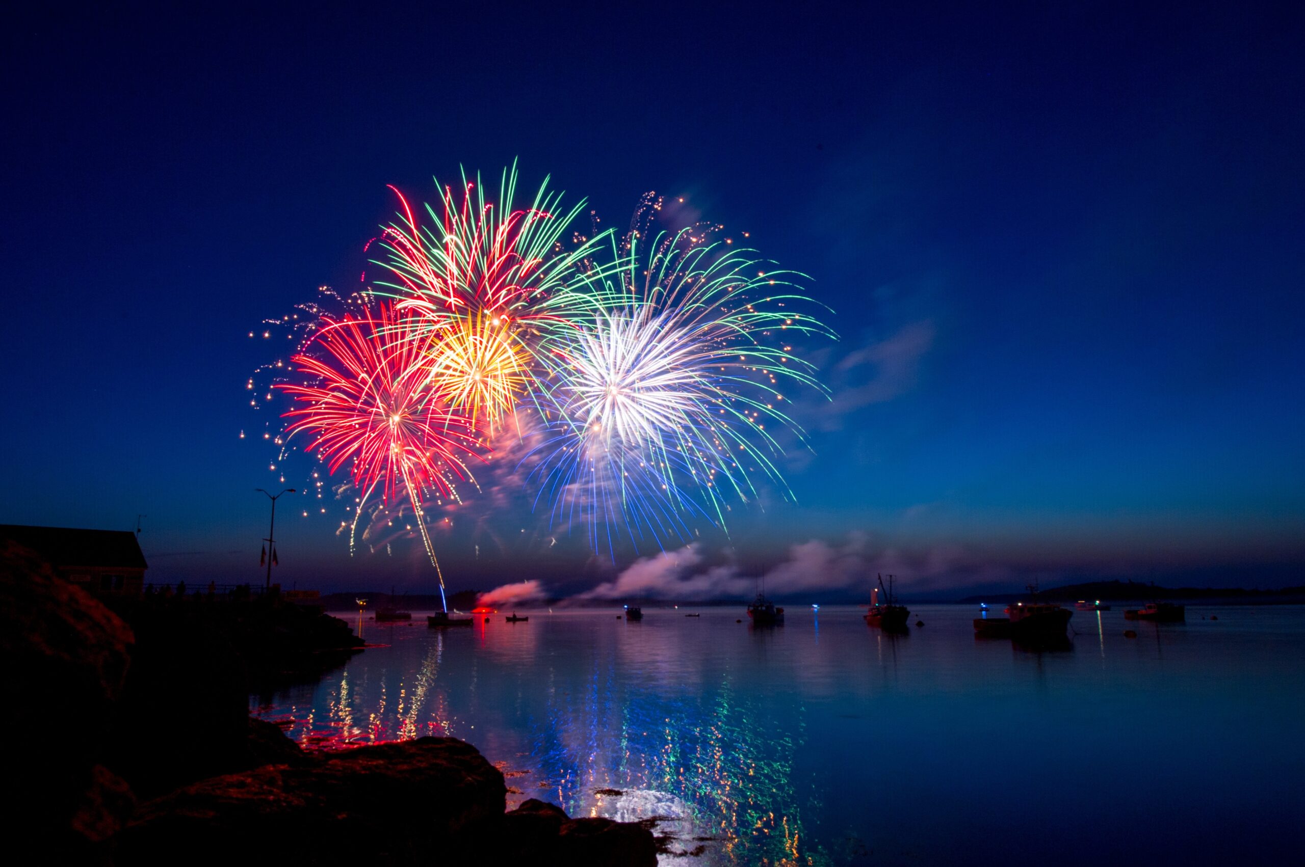 L'immagine rappresenta i fuochi di artificio sul mare